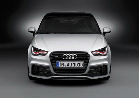 Audi - Gli interni sono di colore nero, con sedili e braccioli rivestiti in pelle Nappa e cuciture rosse a contrasto.  width=