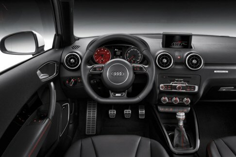 Audi - Il volante è multifunzionale dal design sportivo ed è rivestito in pelle con cuciture rosse, mentre il pomello della leva del cambio è in alluminio.  width=