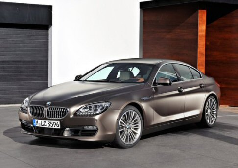 BMW - Tra le dotazioni meccaniche sono presenti anche un asse anteriore a doppio snodo e un asse posteriore Integral, così come un servosterzo elettromeccanico e un impianto frenante ad alte prestazioni.  width=