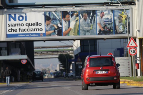 Fiat - Elkann ha spiegato che l´investimento di 800 milioni di euro nell'impianto di Pomigliano: “è un passo decisivo nello sviluppo del piano prodotto che Fiat Chrysler sta attuando e rappresenta un piano importante nell'ammodernamento dei nostri impianti”.  width=