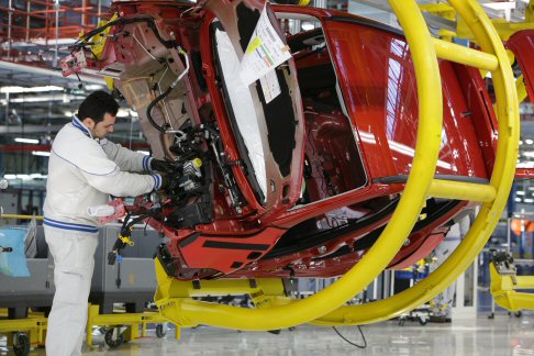 Fiat - La cerimonia della consegna al responsabile del brand Fiat, Olivier Francois ha visto gli operai impegnato nell’apposizione della propria firma sulla carrozzeria della vettura, cui si sono aggiunte anche quelle di John Elkann e Sergio Marchionne.  width=