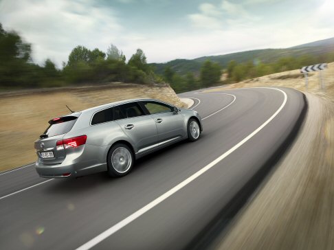 Toyota - Grazie all’ampia scelta tra due tipi di carrozzeria, tre motori diesel e uno a benzina, due trasmissioni e due allestimenti, la nuova Avensis è stata costruita su misura per il mercato europeo. width=