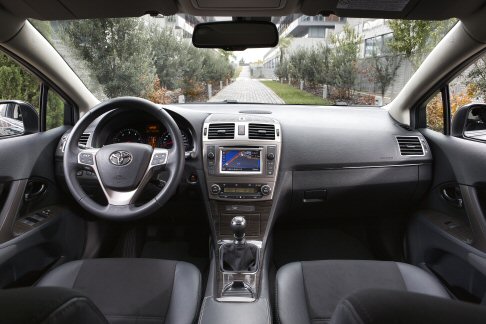 Toyota - L’allestimento Style Safety della Toyota Verso disponibile solo per la motorizzazione 2.2 D-CAT con trasmissione automatica, propone i cerchi in lega da 18 pollici, il tetto panoramico con tendina elettrica e lo Xenon Pack width=