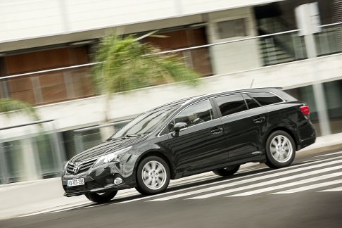 Toyota - Oltre all’unità 2.0 D-4D turbodiesel da 124 cavalli, la gamma delle motorizzazioni offre: un motore 2.2 D-4D da 150 CV disponibile con Filtro Anti Particolato (DPF) e il motore benzina 1.8 da 147 CV width=