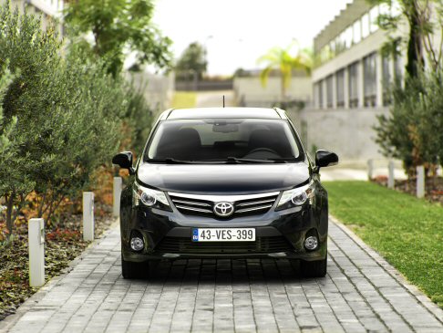 Toyota - L’entry level, rappresentata dalla berlina 1.8 benzina è offerta a partire da 27.600 euro, che salgono a 28.400 euro nella 2.0 diesel. A parità di equipaggiamento la Station Wagon costa 1.000 euro in più width=
