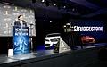 Jens Meiners annuncia vincitrice la Tesla Model S con il World Green Car of the Year e il premio World Car Awards al New York Auto Show 2013
