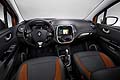 Renault Captur crossover inteni con il nuovo sistema di connettività Renault R-Link dotato di touch screen e con sistema audio a sei altoparlanti integrato