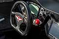 Rezvani Beast interni ridotti all´osso: i sedili in fibra di carbonio non hanno imbottitura, praticamente non c’è cruscotto e il volante, sempre in fibra, è l´unico protagonista dell´abitacolo insieme al sistema multimediale