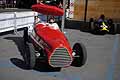 Auto storiche con piloti pronti per la partenza al GP di Bari in una calda giornata soleggiata
