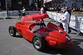 Auto d'epoca biposto nell'area paddock in attesa della partenza al Gran Premio di Bari