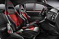 Gli interni della 695 Record offrono sedili Abarth Corsa by Sabelt® in pelle nera con inserti in Alcantara® e cuciture di colore rosso. Pedaliera e il battitacco sono in alluminio. 