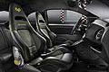 All’interno della 695 Hype spiccano i sedili Abarth Corsa by Sabelt® in pelle nera con inserti in Alcantara® verde militare sono ricamati con i loghi 695 e fuoriserie in giallo. 