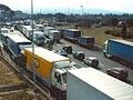 Blocco selvaggio in sicilia per 5 giorni. L’agitazione durerà cinque giorni e non avrà solo lo scopo di fare abbassare le accise sul carburante. La foto risale allo sciopero del 2000.