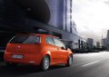 Fiat Punto 2013 si ripresenta con una spiccata personalità , le cui linee dinamiche appaiono esaltate dalle dodici tinte disponibili per la carrozzeria, tra le quali si fa notare l’inedito Arancio Sicilia.