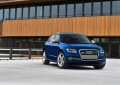  L’Audi SQ5 dedicata agli USA offre una griglia anteriore grigio platino con doppie barre orizzontali in look alluminio, logo V6 T sui passaruota anteriori, il pacchetto di finitura opaca esterna