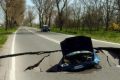 Un´auto inghittida da una voragine apertasi all'improvviso sulla sfalto - Foto LaPresse