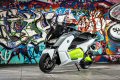 La combinazione del colore Light white pastello e della tinta di contrasto Electric green riflette le caratteristiche del veicolo, rappresentate dalla compatibilità con l’ambiente, una dinamicità eccellente e una maneggevolezza semplice. 