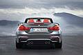 All’interno il tetto metallico tripartito della BMW M4 Cabrio è rivestito e si caratterizza per l’ottimo isolamento acustico.