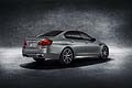 BMW M5 “30 Jahre M5” non passa inosservata. Il suo stile viene esaltato dal trattamento BMW Individual che prevede la verniciatura opaca Frozen Dark Silver metallic e finiture cromate.