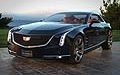 In dettaglio, la nuova concept Elmiraj, rappresenta la nuova visione dei prodotti di lusso ed è lo strumento attraverso il quale Cadillac vuole avvicinare la nuova clientela, proponendo lusso abbinato a prestazioni elevate.