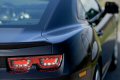 Il listino della Camaro coupé oscilla tra 39.920 euro della versione manuale da 432 CV e i 43.960 euro della versione automatica 45th Anniversary Special Edition. 