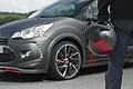 A bordo, la Citroen DS3 Cabrio Racing prevede la disponibilità di tre materiali: Nappa pieno fiore, pelle con trama DS in rilievo e Alcantara.