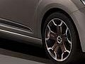  Citroen DS3 DS World Paris sfoggia una elegante livrea dalla tonalità grigio cenere mat abbinata a cerchi da 17 pollici dall’effetto diamantato.