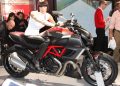Moto Ducati Diavel e modella al´Eicma di Milano