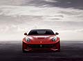 Ferrari F12berlinetta anteriore con ampia presa d´aria e fanaleria a led