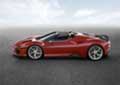 L’effetto visiera, generato dalle superfici vetrate ricorda le barchette Ferrari da competizione del passato.