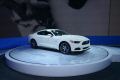 In abbinamento al cambio automatico a sei marce, la Mustang Gt 50 Limited Edition offre un differenziale posteriore a slittamento limitato, mentre i clienti che sceglieranno il cambio manuale a sei marce potranno avvalersi del differenziale Torsen.