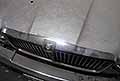 Jaguar XJ6 Series III allestimento Sovereign dettaglio brand jaguar e calandra vista top