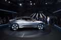 Priva di motore a combustione interna e del tunnel della trasmissione, il design della Jaguar I-Pace Concept sposta l’abitacolo in posizione avanzata.