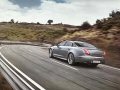 La nuova ammiraglia sportiva di Jaguar assicura, grazie ai 550 CV del suo potente motore, prestazioni da supercar abbinate ad un look che rientra tra i più alti livelli del lusso tipici della gamma XJ.