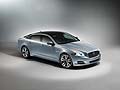 Rivitalizzata per essere sempre appetibile dall’esclusiva e selezionatissima clientela, la Jaguar XJ MY 2014 rappresenta l’ultima di una lunga serie di lussuose berline sportive del brand d’Oltremanica.