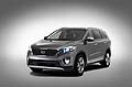 La terza generazione della nuova Kia Sorento, le cui immagini definitive sono disponibili sul web, appare più lunga, più bassa, più larga e con il passo più esteso, rispetto alla precedente generazione di questo suv di successo.