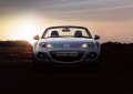 La bestseller tra le openair Mazda MX-5 si aggiorna per essere ancora più competitiva, puntando su un lieve facelift e nuove soluzioni meccaniche. 