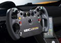 A bordo l’ambiente è racing. Due sedili neri da corsa, con cinture di sicurezza a sei punti d’attacco, e una roll-bar specificata per le competizioni si accompagnano al volante della 12C GT3.
