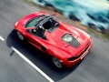 Disegnata come una cabriolet, la 12C è dotata di una MonoCell di 75 kg, ottenendo una vettura sportiva quasi identica al suo equivalente a tetto fisso. 