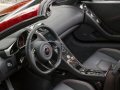 Con il tetto sollevato, l’area sotto alla capote può essere utilizzata per il trasporto di bagagli, con 52 litri di spazio utile. La vettura è infine dotata del sistema Roll Over Protection passivo, per massimizzare la sicurezza degli occupanti. 