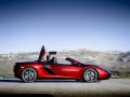 La 12C Spider potrà essere ordinata in Volcano Yellow, una nuova finitura d’alta qualità. A bordo spiccano i rivestimenti in pelle semi-aniline perforata di alta qualità e Alcantara.