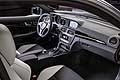 Il volante Performance AMG in Alcantara® con inserti a contrasto in colore chiaro presenta una impuntura a ore 12.