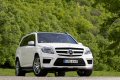 Mercedes GL 63 AMG si arricchisce di nuove fasce paraurti, di nuovi cerchi in lega da 21 pollici, di nuove appendici aerodinamiche, di quattro nuovi terminali di scarico incastonati all’interno del paraurti posteriore, di un nuovo spoiler. 