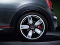 Rispetto alle altre varianti della terza serie della Mini, la John Cooper Works vanta, inoltre, carreggiate più larghe ed un assetto più rigido.