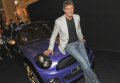 MINI Life Ball 2012 è stata realizzata sulla base della Cooper S Roadster e presenta una livrea Deepest Purple opaca con stripes dorate.