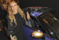 Il concetto dietro la personalizzazione MINI si ispira alle donne belle ed eleganti che in passato erano soliti indossare una sciarpa avvolta intorno alla testa quando si guida una decappottabile”, spiega Franca Sozzani.