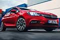 Opel Astra MY 2016 molta cura è stata dedicata all´estetica a partire dai fari anteriori che si fondono nella griglia del radiatore creando un´eccellente coesione a livello grafico