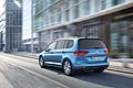 Stilisticamente, l’aspetto della Touran viene esaltato dalle dotazioni R-Line sviluppate dalla Volkswagen R, che comprende paraurti specifici e abitacolo con rivestimenti dei sedili esclusivi. 