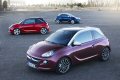 A differenza delle dirette competitors, ADAM rifiuta lo stile retrò, puntando su un aspetto più contemporaneo. Il tetto sospeso appare staccato dalla carrozzeria, consentendo di ottenere una perfetta combinazione cromatica bicolore. 