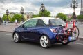 Completamente integrato, la dotazione è disponibile su richiesta, consentendo ai proprietari di ADAM di muoversi in città al volante della propria vettura o in sella alla propria bicicletta. 
